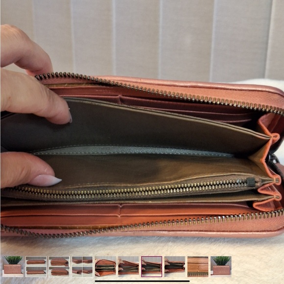 EUC NO CALLOUTS Bottega Vanetta Full Zip Wallet - Picture 6 of 8